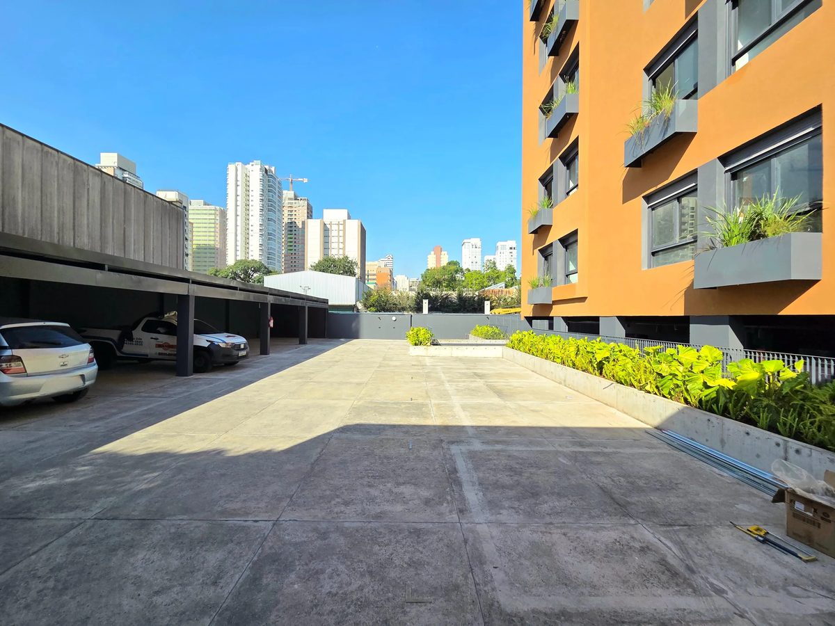 Garagem do edifício, com vagas demarcadas
