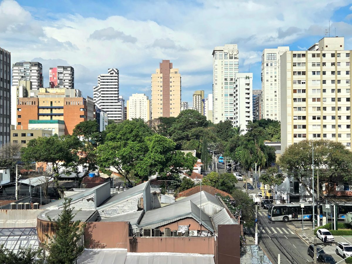 Vista do entorno arborizado da Vila Olímpia a partir do edifício